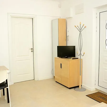 Simplicity In Bright One-bedroom Flat Daire
